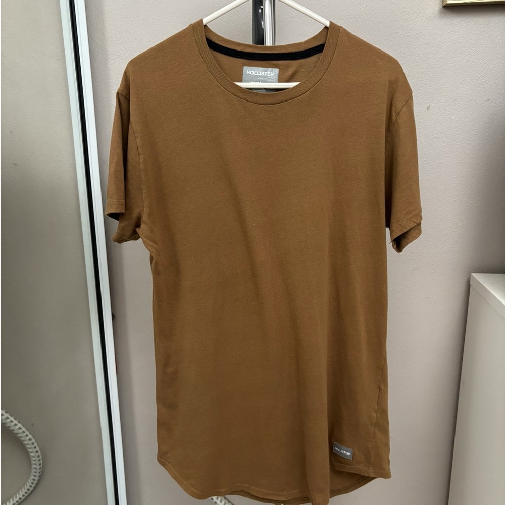 Hollister Men's Tan Short Sleeve Longline Fit Tee